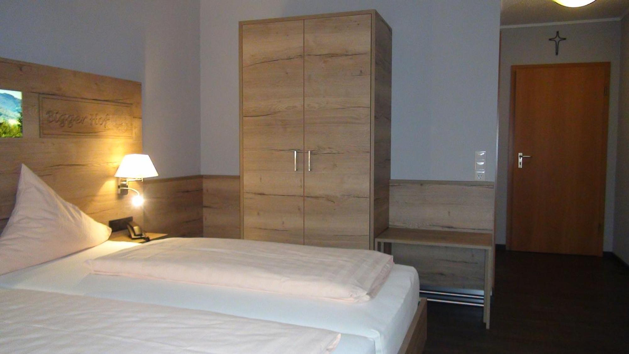 Hotel Bigger Hof - Wirtshaus Platzhirsch Am Jahnplatz オルスベルク エクステリア 写真